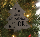 ORNEMENT EN CUIT "UNE ÉDUCATRICE EN OR" EN FORME DE SAPIN / LES ZACOTES D'ÉMILIE